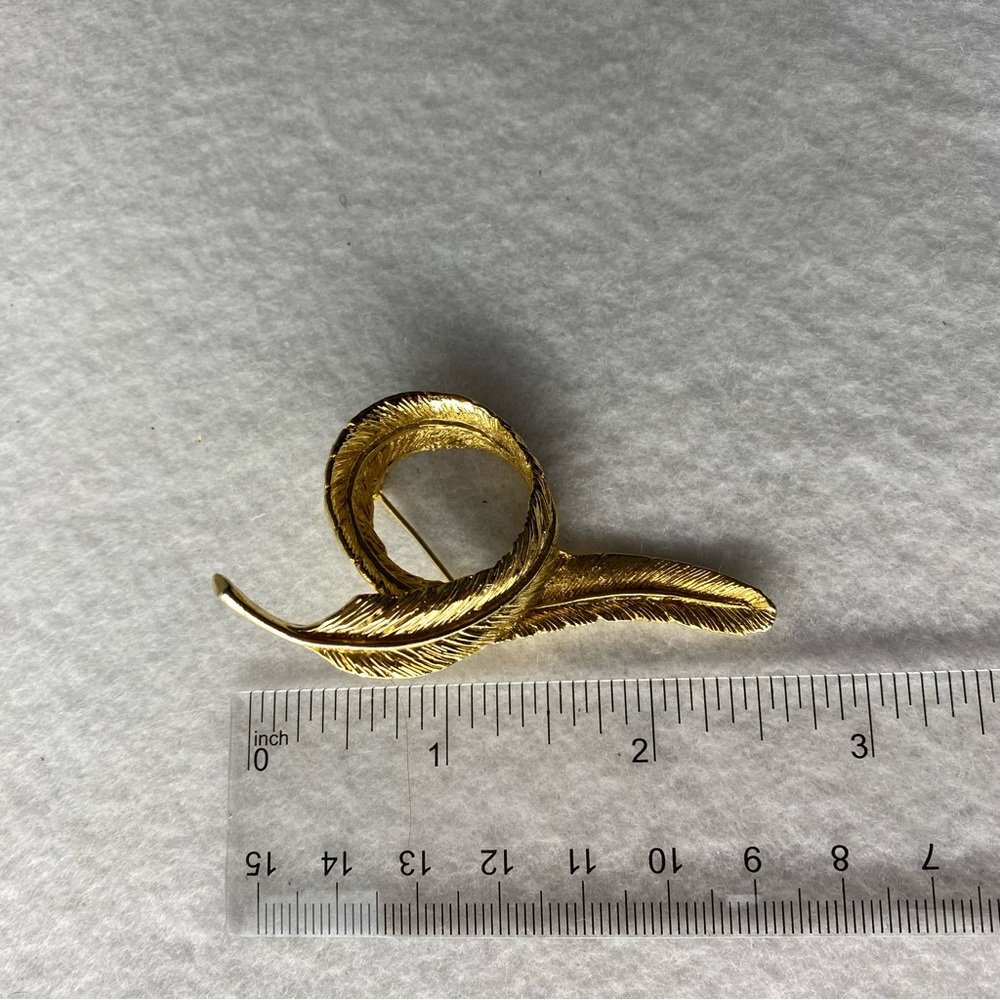 Elegant Gold tone Swirl Feather Brooch Pin lapel - Picture 9 of 11
